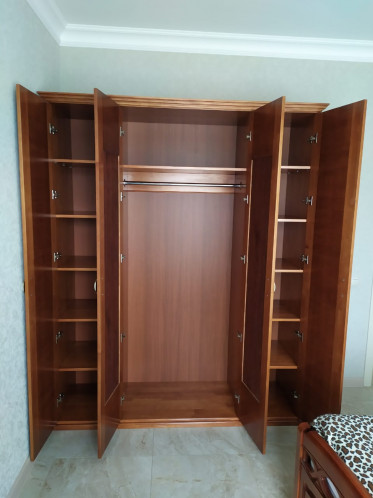 Шкаф четырёхстворчатый из натурального дерева, массив сосны, цвет вишня 2, мебель выполнена по индивидуальному проекту.